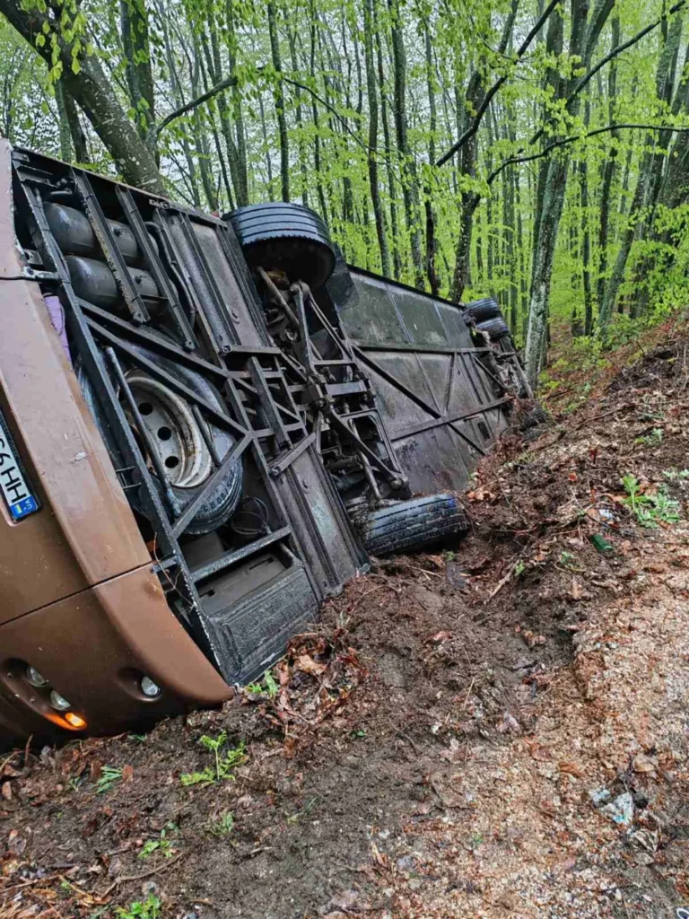 Пътнически автобус се обърна, има загинали и ранени, във…