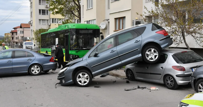 Голямо меле тази сутрин: Градски рейс помете 5 коли, има…