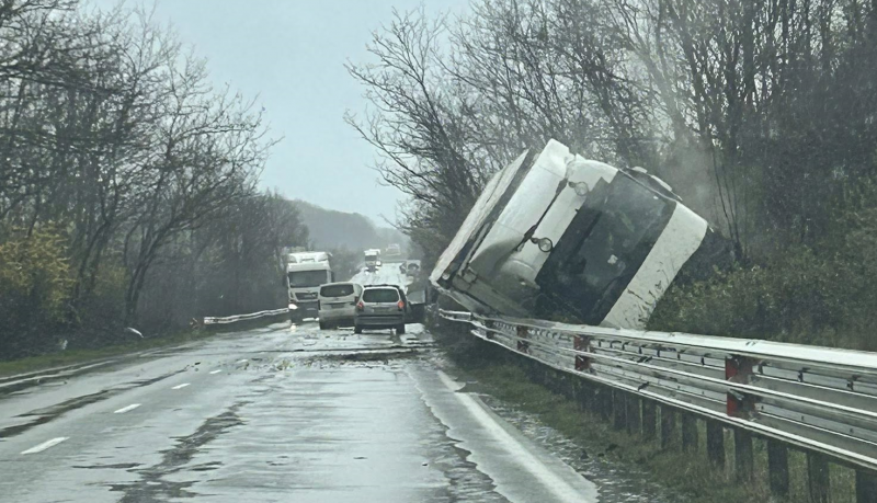 Извънредно! Баничарка и ТИР се удариха челно, има..