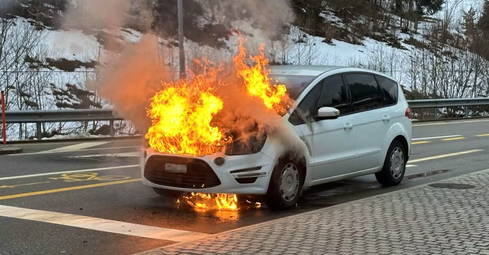 Колата на 19-годишна пламна, докато чака на червен светофар, тя е..