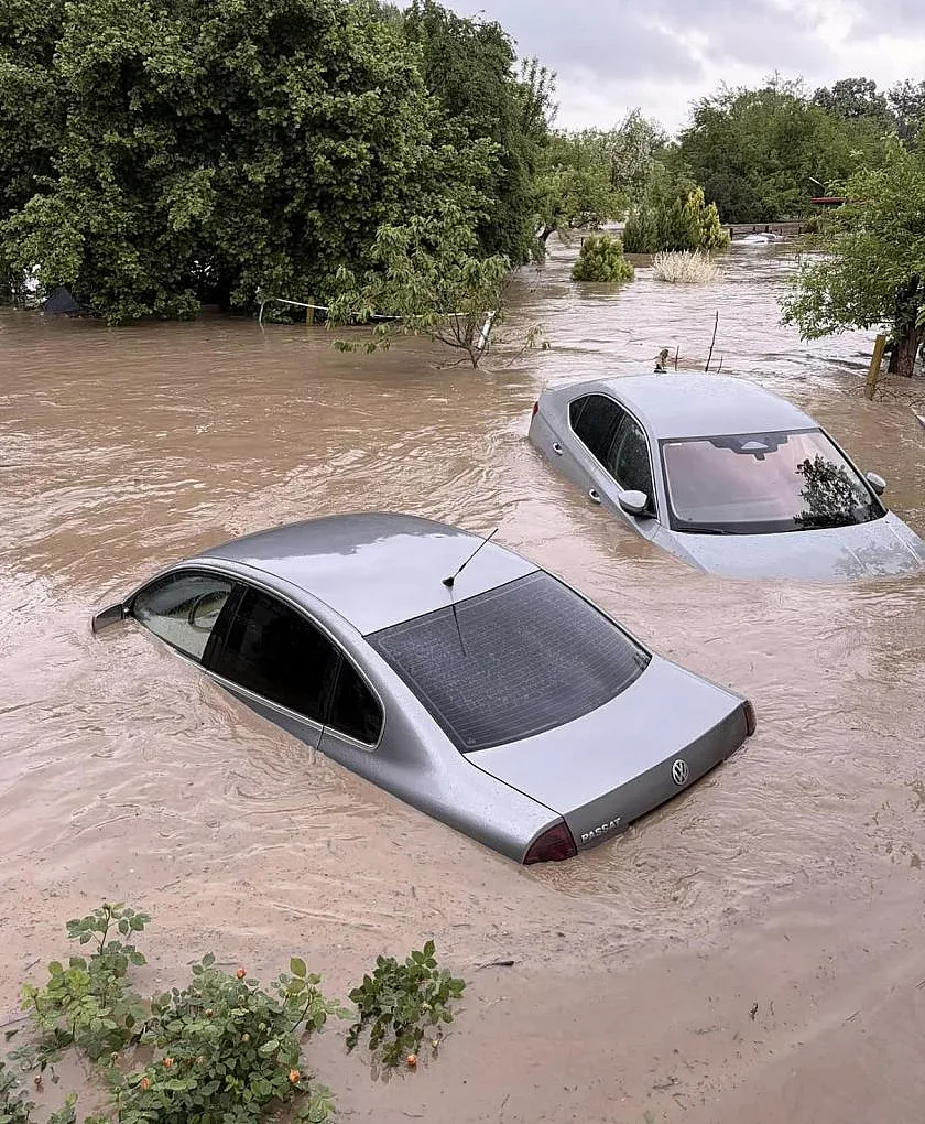 ИЗВЪНРЕДНО: Страшен потоп от преди минути! Градът е под вода, има…