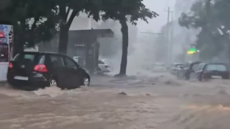 ИЗВЪНРЕДНО: Страшен потоп от преди минути! Градът е под вода, има