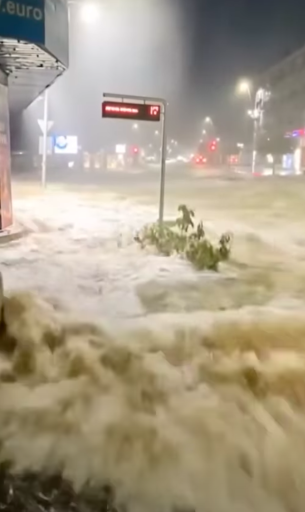 ИЗВЪНРЕДНО: Страшен потоп! Голям български град е под вода, има…