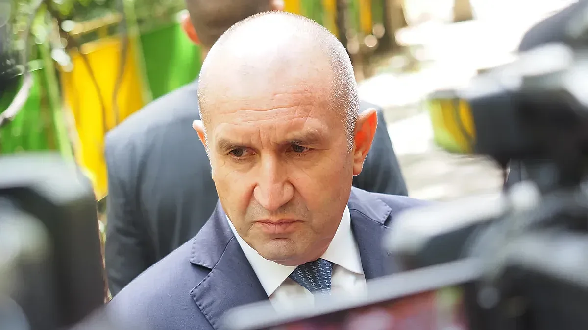 Радев с първи ход! Срещна се със..