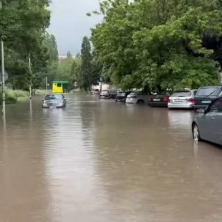 Видео – Мощна градушка и пороен дъжд потопиха Хасково, коли са под вода
