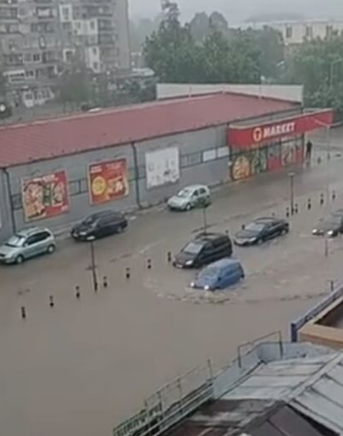 Колите са под вода в любим наш град, бурята скоро удря..
