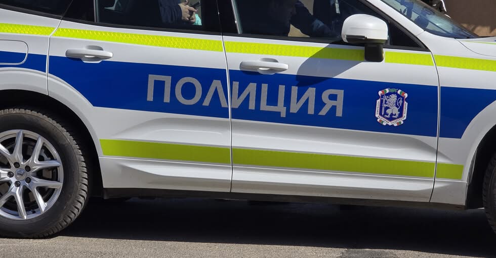 Извънредно! Голяма трагедия на плажа. Надуваем диван с много хора се заби в скалите