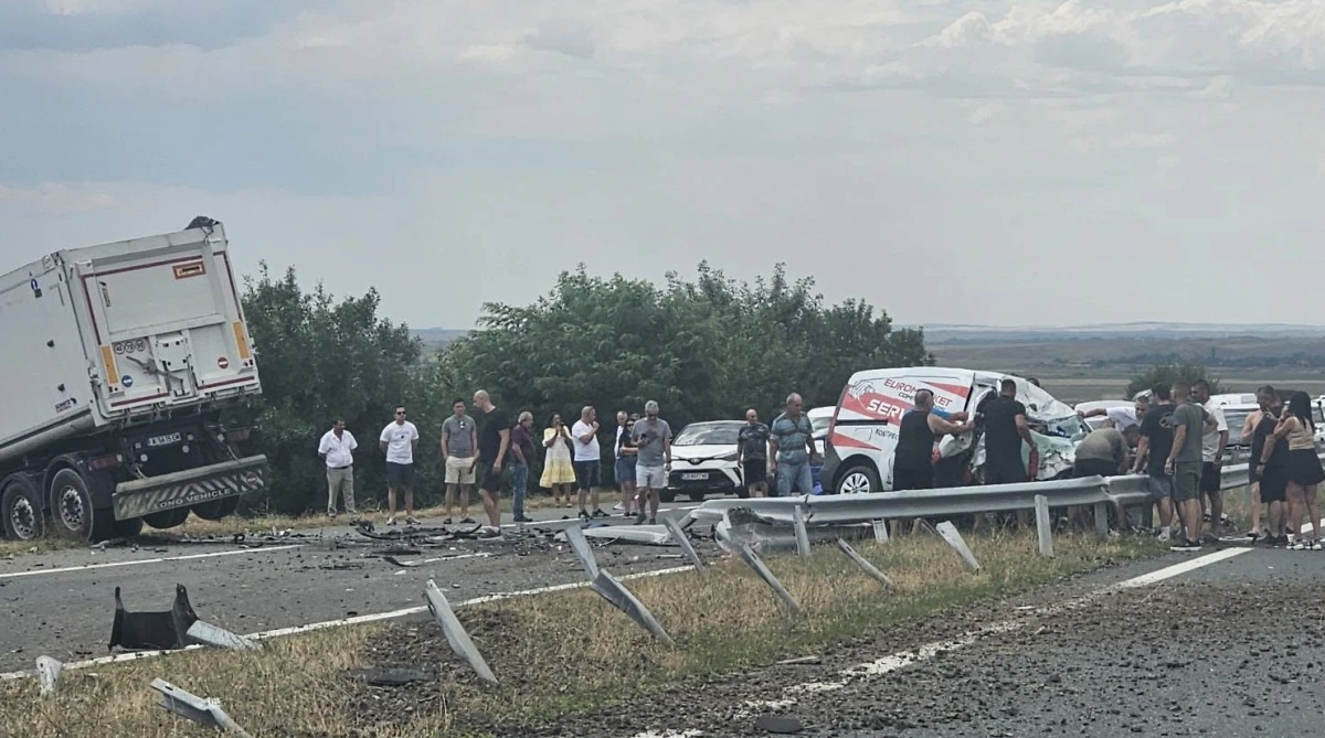 Пореден ад на АМ "Тракия": ТИР помете мантинелата и се удари челно в автомобил