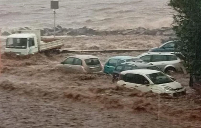 ИЗВЪНРЕДНО: Страшен потоп от преди минути! Градът е под вода, има…