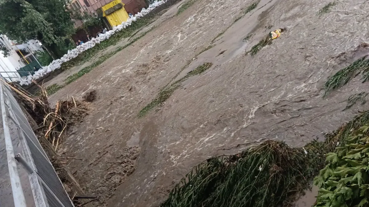 Извънредно! Скъса се дига. Много къщи са под вода