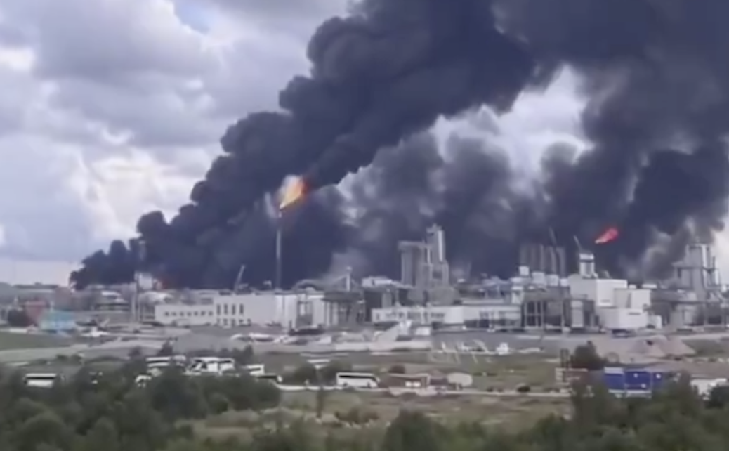 Ужас в Русия: Пламъци погълнаха гигантски газохимически комплекс, десетки са..
