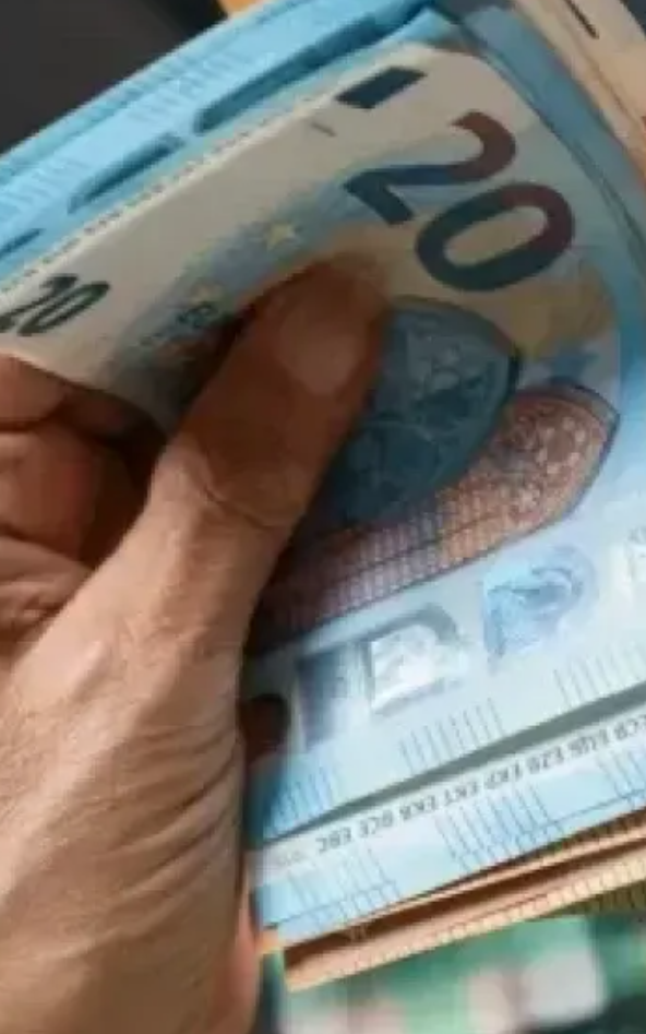 Важна промяна за пенсионерите: Кой ще получи 50 евро за Коледа и кой остава без бонус