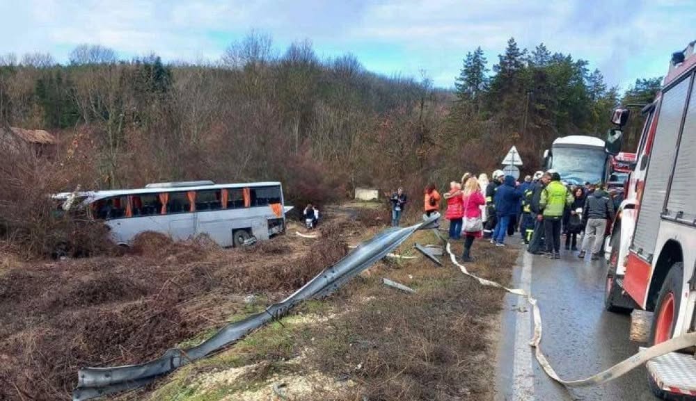 Два камиона и автобус с 38 пътници се запалиха след катастрофа на пътя Русе – София